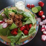 Salat mit warmen Köstlichkeiten